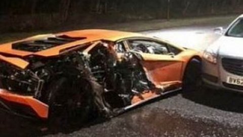 ЈЕЗИВА САОБРАЋАЈНА НЕСРЕЋА НА ОСТВРУ: Слупан Ламборгини бахате звезде Шефилд јунајтеда ЈЕЗИВА САОБРАЋАЈНА НЕСРЕЋА НА ОСТВРУ: Слупан Ламборгини бахате звезде Шефилд јунајтеда