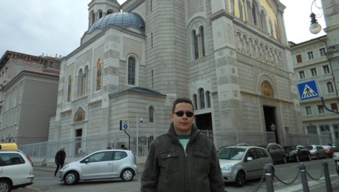 МИСЛЕЋИ НА ДАНТЕА, ЗАБОРАВИО НА ЧАЧКАЛИЦЕ: Милош Пржић (31), слепи младић из Смедерева, дипломирао италијански, завршио мастер у Трсту МИСЛЕЋИ НА ДАНТЕА, ЗАБОРАВИО НА ЧАЧКАЛИЦЕ: Милош Пржић (31), слепи младић из Смедерева, дипломирао италијански, завршио мастер у Трсту
