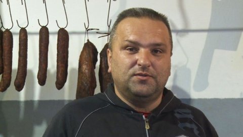 ПЕЧЕНИЦЕ НА ПОКЛОН: Како је Милан из Невесиња улепшао Божић породицама лошијег имовинског стања ПЕЧЕНИЦЕ НА ПОКЛОН: Како је Милан из Невесиња улепшао Божић породицама лошијег имовинског стања