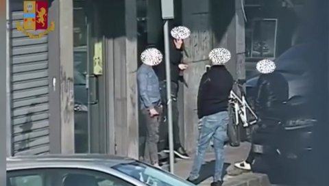 КАКО СЕ ОДАО СРБИН – ПЉАЧКАШ ИЗ МИЛАНА: Однели плен вредан 600.000 евра, ухапшени после хвалисања на Фејсбуку! (ВИДЕО) КАКО СЕ ОДАО СРБИН – ПЉАЧКАШ ИЗ МИЛАНА: Однели плен вредан 600.000 евра, ухапшени после хвалисања на Фејсбуку! (ВИДЕО)