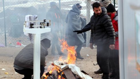 STRAHUJU ZA BEZBEDNOST: Stanari zgrada migrante nalaze i na svojim balkonima STRAHUJU ZA BEZBEDNOST: Stanari zgrada migrante nalaze i na svojim balkonima