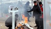 STRAHUJU ZA BEZBEDNOST: Stanari zgrada migrante nalaze i na svojim balkonima STRAHUJU ZA BEZBEDNOST: Stanari zgrada migrante nalaze i na svojim balkonima