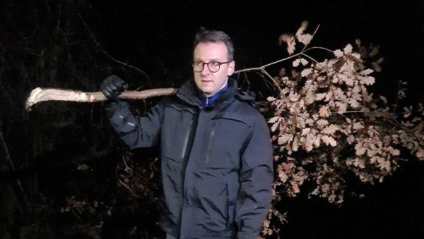 ПЕТАР ПЕТКОВИЋ ЧЕСТИТАО ПРАЗНИК: Срећно Бадње јутро и Бадњи дан са Косова и Метохије! ПЕТАР ПЕТКОВИЋ ЧЕСТИТАО ПРАЗНИК: Срећно Бадње јутро и Бадњи дан са Косова и Метохије!
