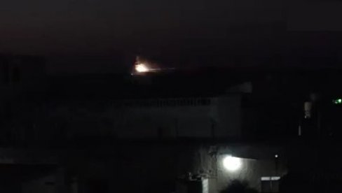 TURCI TEŠKIM GRANATAMA UDARILI NA KLJUČNU TAČKU: Kurdi pokušavaju na sve načine da odbiju napad! (VIDEO) TURCI TEŠKIM GRANATAMA UDARILI NA KLJUČNU TAČKU: Kurdi pokušavaju na sve načine da odbiju napad! (VIDEO)
