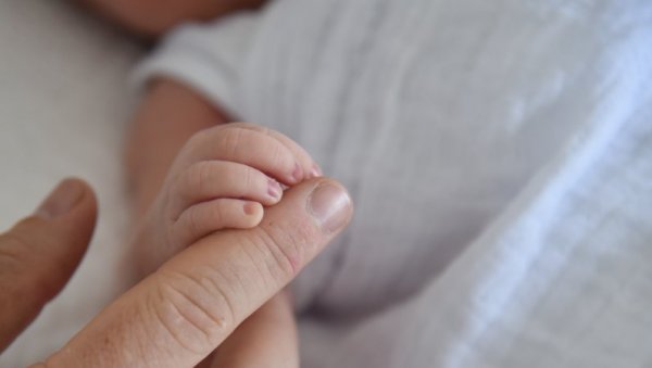 ПО ХИТНОМ ПОСТУПКУ ДОБИЈА ЛЕК: Тек рођеној беби дијагностикована СМА у Народном фронту
