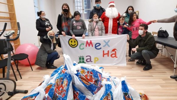ДАРОВИ ЗА МАЛИШАНЕ У ВЛАСОТИНЦУ: Деца са сметњама у развоју добила божићне поклоне ДАРОВИ ЗА МАЛИШАНЕ У ВЛАСОТИНЦУ: Деца са сметњама у развоју добила божићне поклоне