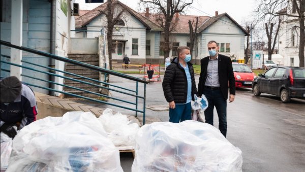 БОЖИЋНИ ДАРОВИ: Пакетићи за децу запослених у зрењанинској болници БОЖИЋНИ ДАРОВИ: Пакетићи за децу запослених у зрењанинској болници