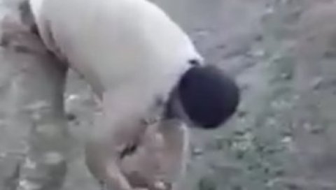 НОВИ ЈЕЗИВИ СНИМАК ИЗ КАРАБАХА: Најежићете се када видите шта ради азерски војник! (ВИДЕО) НОВИ ЈЕЗИВИ СНИМАК ИЗ КАРАБАХА: Најежићете се када видите шта ради азерски војник! (ВИДЕО)