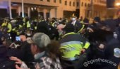 ПОЧЕЛИ СУКОБИ У АМЕРИЦИ: Трампове присталице кренуле на полицију! (ВИДЕО) ПОЧЕЛИ СУКОБИ У АМЕРИЦИ: Трампове присталице кренуле на полицију! (ВИДЕО)