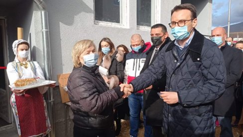 СРБИ НА КИМ ДОБИЛИ НОВИ КРОВ НАД ГЛАВОМ: Петар Петковић поделио кључеве 36 станова у Косовској Митровици СРБИ НА КИМ ДОБИЛИ НОВИ КРОВ НАД ГЛАВОМ: Петар Петковић поделио кључеве 36 станова у Косовској Митровици