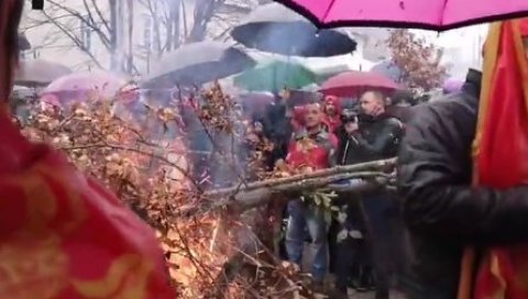 НВО ЦПЦ ПАЛИ БАДЊАК НА ЦЕТИЊУ И ОПТУЖУЈЕ СРБЕ: Полиција спречила инцидент (ВИДЕО) НВО ЦПЦ ПАЛИ БАДЊАК НА ЦЕТИЊУ И ОПТУЖУЈЕ СРБЕ: Полиција спречила инцидент (ВИДЕО)