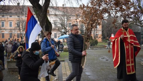 ZAPALJEN BADNJAK U KIKINDI: Korona odložila neke običaje (FOTO) ZAPALJEN BADNJAK U KIKINDI: Korona odložila neke običaje (FOTO)