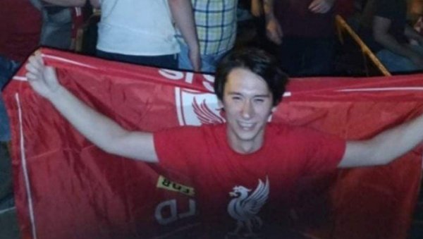 НИКАД НЕЋЕШ ХОДАТИ САМ: Навијачи Ливерпула са Балкана помажу Петрињцу који је из срушене куће изнео само грб редса НИКАД НЕЋЕШ ХОДАТИ САМ: Навијачи Ливерпула са Балкана помажу Петрињцу који је из срушене куће изнео само грб редса