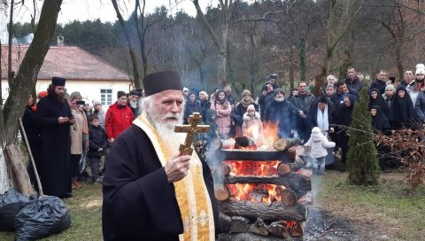 САМО ЈЕ БАДЊАК ИЗВОРНО СРПСКИ: Кићење јелке обичај који се појавио у Немачкој, Срби почели да га прихватају половином 19. века САМО ЈЕ БАДЊАК ИЗВОРНО СРПСКИ: Кићење јелке обичај који се појавио у Немачкој, Срби почели да га прихватају половином 19. века