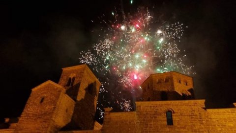 КИША ЛИЈЕ, БАДЊАК ГОРИ: У Беранама велики број грађана на паљењу бадњака КИША ЛИЈЕ, БАДЊАК ГОРИ: У Беранама велики број грађана на паљењу бадњака