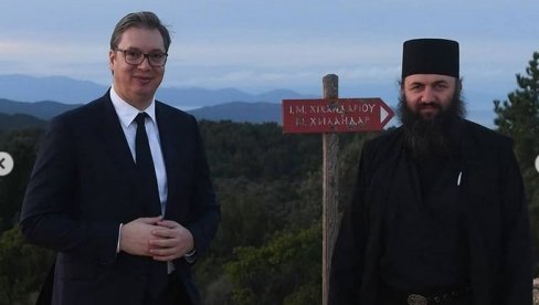 НЕМОГУЋЕ ЈЕ ОБЈАСНИТИ: Председник описао шта је осетио у тренуцима док се приближавао Хиландару (ФОТО) НЕМОГУЋЕ ЈЕ ОБЈАСНИТИ: Председник описао шта је осетио у тренуцима док се приближавао Хиландару (ФОТО)