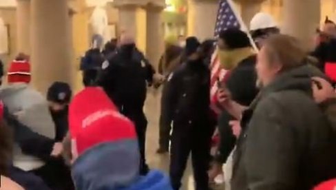 SNIMLJEN TRENUTAK UPADA U KAPITOL: Pogledajte kako su građani probili blokadu dok uzvikuju USA (VIDEO) SNIMLJEN TRENUTAK UPADA U KAPITOL: Pogledajte kako su građani probili blokadu dok uzvikuju USA (VIDEO)