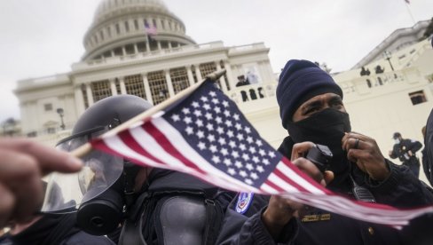 СТРАШНА ИЗЈАВА ДИРЕКТОРА ФБИ: Трампове присталице упоредио са Исламском државом СТРАШНА ИЗЈАВА ДИРЕКТОРА ФБИ: Трампове присталице упоредио са Исламском државом