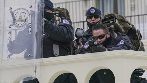 ПОЛИЦАЈАЦ ИЗ КАПИТОЛА ИЗВРШИО САМОУБИСТВО? Још једна смрт након нереда у Сједињеним Државама ПОЛИЦАЈАЦ ИЗ КАПИТОЛА ИЗВРШИО САМОУБИСТВО? Још једна смрт након нереда у Сједињеним Државама