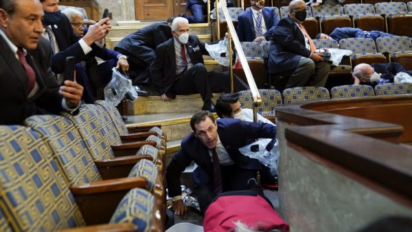 ОСТАЈЕ У ПРИТВОРУ ДО СУЂЕЊА: Полицајац који је упао у Капитол купио 37 пиштоља ОСТАЈЕ У ПРИТВОРУ ДО СУЂЕЊА: Полицајац који је упао у Капитол купио 37 пиштоља