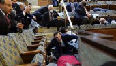 ОСТАЈЕ У ПРИТВОРУ ДО СУЂЕЊА: Полицајац који је упао у Капитол купио 37 пиштоља ОСТАЈЕ У ПРИТВОРУ ДО СУЂЕЊА: Полицајац који је упао у Капитол купио 37 пиштоља