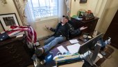 ПЕТ ОДЛУЧНИХ РЕЧИ: Демонстранти оставили поруку на столу Ненси Пелоси! (ФОТО) ПЕТ ОДЛУЧНИХ РЕЧИ: Демонстранти оставили поруку на столу Ненси Пелоси! (ФОТО)