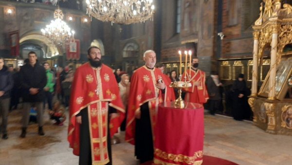 СЛОГА И ЉУБАВ РАНЕ ЛЕЧЕ: Божићни празници у Шапцу - Владика служио у цркви Светога Саве (ФОТО) СЛОГА И ЉУБАВ РАНЕ ЛЕЧЕ: Божићни празници у Шапцу - Владика служио у цркви Светога Саве (ФОТО)