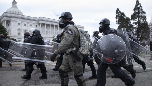 ПРОНАЂЕНЕ ДВЕ БОМБЕ НА КАПИТОЛУ: Полиција демонтирала две експлозивне направе ПРОНАЂЕНЕ ДВЕ БОМБЕ НА КАПИТОЛУ: Полиција демонтирала две експлозивне направе