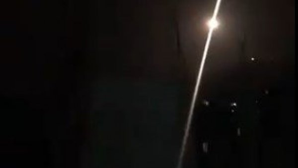ЧУЈУ СЕ ДЕТОНАЦИЈЕ У ДАМАСКУ: Сирија одбила израелски напад (ВИДЕО) ЧУЈУ СЕ ДЕТОНАЦИЈЕ У ДАМАСКУ: Сирија одбила израелски напад (ВИДЕО)