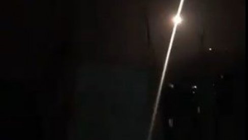 ЧУЈУ СЕ ДЕТОНАЦИЈЕ У ДАМАСКУ: Сирија одбила израелски напад (ВИДЕО) ЧУЈУ СЕ ДЕТОНАЦИЈЕ У ДАМАСКУ: Сирија одбила израелски напад (ВИДЕО)