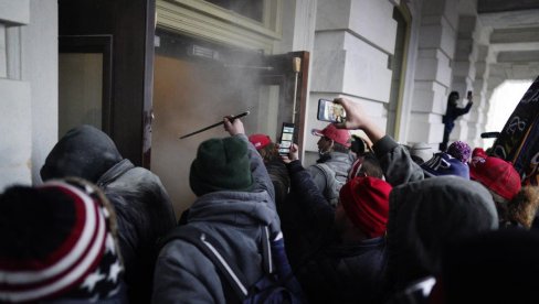 ЈОШ ЈЕДНА ЖРТВА НЕРЕДА НА КАПИТОЛУ: Преминуо полицајац који је био у физичком сукобу са демонстрантима ЈОШ ЈЕДНА ЖРТВА НЕРЕДА НА КАПИТОЛУ: Преминуо полицајац који је био у физичком сукобу са демонстрантима
