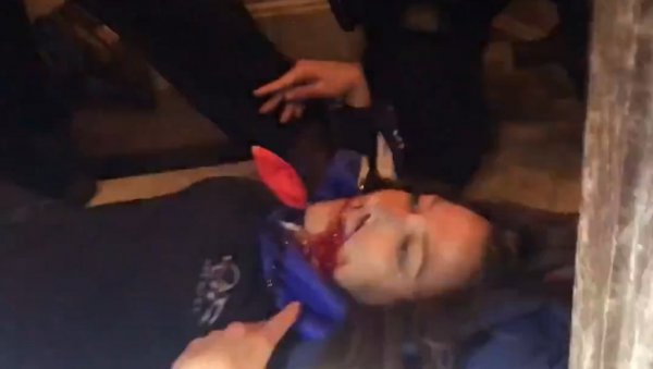 УЗНЕМИРУЈУЋЕ! Снимљен тренутак кад је упуцана жена у Конгресу (ВИДЕО) УЗНЕМИРУЈУЋЕ! Снимљен тренутак кад је упуцана жена у Конгресу (ВИДЕО)