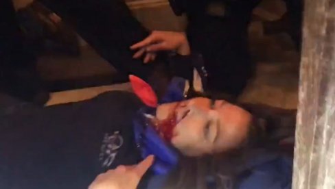 УЗНЕМИРУЈУЋЕ! Снимљен тренутак кад је упуцана жена у Конгресу (ВИДЕО) УЗНЕМИРУЈУЋЕ! Снимљен тренутак кад је упуцана жена у Конгресу (ВИДЕО)