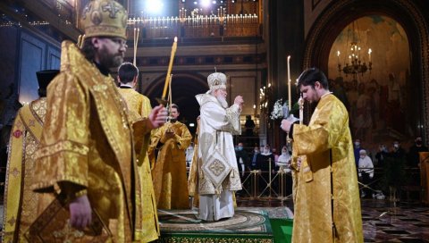БОЖИЋ У РУСИЈИ: Патријарх Кирил укорио свештенике које негирају корону, Путин празник дочекао на острву Липну БОЖИЋ У РУСИЈИ: Патријарх Кирил укорио свештенике које негирају корону, Путин празник дочекао на острву Липну