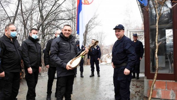 ВУЛИН ЧЕСТИТАО ПРАЗНИК ИЗ КОПНЕНЕ ЗОНЕ БЕЗБЕДНОСТИ: Припадници полиције министру поклонили гусле (ФОТО) ВУЛИН ЧЕСТИТАО ПРАЗНИК ИЗ КОПНЕНЕ ЗОНЕ БЕЗБЕДНОСТИ: Припадници полиције министру поклонили гусле (ФОТО)