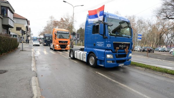ДЕФИЛЕ КАМИОНА: Божићна вожња краљевачких аутопревозника ДЕФИЛЕ КАМИОНА: Божићна вожња краљевачких аутопревозника