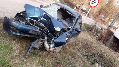 TRAGEDIJA KOD KNJAŽEVCA: Žena poginula, njen unuk teško povređen kada su sleteli sa puta i udarili u drvo TRAGEDIJA KOD KNJAŽEVCA: Žena poginula, njen unuk teško povređen kada su sleteli sa puta i udarili u drvo
