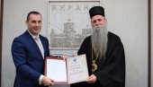 БЕРАНЦИ МУ УРУЧИЛИ НАГРАДУ: Епископ Јоаникије одлучио да новац донира деци БЕРАНЦИ МУ УРУЧИЛИ НАГРАДУ: Епископ Јоаникије одлучио да новац донира деци