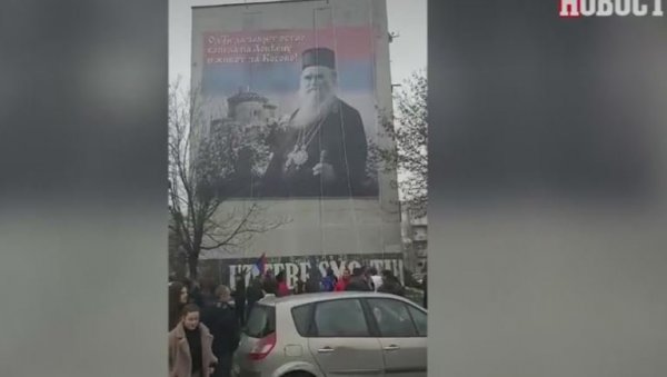 ЂЕДО СЕ ВРАТИО У НИКШИЋ: Одушевљење грађана, постављен пано са ликом Амфилохија (ВИДЕО) ЂЕДО СЕ ВРАТИО У НИКШИЋ: Одушевљење грађана, постављен пано са ликом Амфилохија (ВИДЕО)