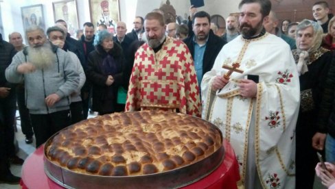 ODRŽANA TRADICIJA: U Kikindi lomljena česnica u crkvi Svetog Kozme i Damjana ODRŽANA TRADICIJA: U Kikindi lomljena česnica u crkvi Svetog Kozme i Damjana