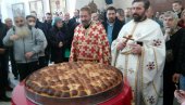 ОДРЖАНА ТРАДИЦИЈА: У Кикинди ломљена чесница у цркви Светог Козме и Дамјана ОДРЖАНА ТРАДИЦИЈА: У Кикинди ломљена чесница у цркви Светог Козме и Дамјана