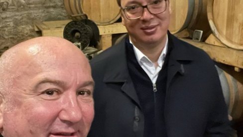 ВУЧИЋ БИО У ВИНСКОМ ПОДРУМУ ХИЛАНДАРА: Министар Поповић објавио заједничку фотографију (ФОТО) ВУЧИЋ БИО У ВИНСКОМ ПОДРУМУ ХИЛАНДАРА: Министар Поповић објавио заједничку фотографију (ФОТО)