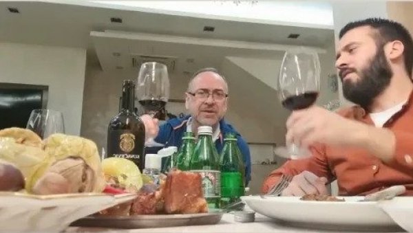 НИКОЛА РОКВИЋ ОБЈАВИО ФОТОГРАФИЈУ СА ПОЛУБРАТОМ СКРИВАНИМ ОД ЈАВНОСТИ: Маринко Роквић поручио - нисам био сигуран да је мој! (ФОТО) НИКОЛА РОКВИЋ ОБЈАВИО ФОТОГРАФИЈУ СА ПОЛУБРАТОМ СКРИВАНИМ ОД ЈАВНОСТИ: Маринко Роквић поручио - нисам био сигуран да је мој! (ФОТО)