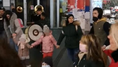 БОЖИЋНО КОЛО У ЦЕНТРУ БЕОГРАДА: Сјајна сцена у престоници, у нову годину уз трубаче (ВИДЕО) БОЖИЋНО КОЛО У ЦЕНТРУ БЕОГРАДА: Сјајна сцена у престоници, у нову годину уз трубаче (ВИДЕО)
