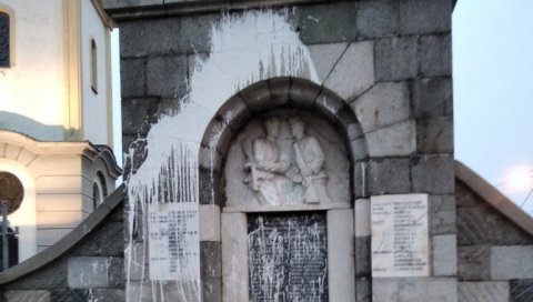 БРУКА И СРАМОТА! Оскрнављен још један споменик ослободиоцима, бојом по обележју палим борцима (ФОТО) БРУКА И СРАМОТА! Оскрнављен још један споменик ослободиоцима, бојом по обележју палим борцима (ФОТО)