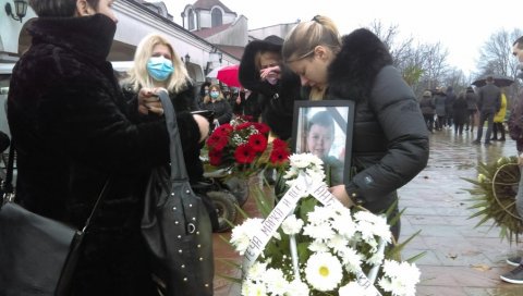 ТУГА У НИШУ: Сахрањен мали Андреј (12) ког је ауди покосио на тротоару (ФОТО) ТУГА У НИШУ: Сахрањен мали Андреј (12) ког је ауди покосио на тротоару (ФОТО)