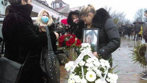 ТУГА У НИШУ: Сахрањен мали Андреј (12) ког је ауди покосио на тротоару (ФОТО) ТУГА У НИШУ: Сахрањен мали Андреј (12) ког је ауди покосио на тротоару (ФОТО)