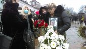 ТУГА У НИШУ: Сахрањен мали Андреј (12) ког је ауди покосио на тротоару (ФОТО) ТУГА У НИШУ: Сахрањен мали Андреј (12) ког је ауди покосио на тротоару (ФОТО)