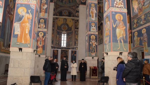 ПОДРШКА ДА ИСТРАЈУ НА ПРАВОМ ПУТУ: Председница Скупштине града Новог Сада посетила „Земљу живих“ у манастиру у Ковиљу ПОДРШКА ДА ИСТРАЈУ НА ПРАВОМ ПУТУ: Председница Скупштине града Новог Сада посетила „Земљу живих“ у манастиру у Ковиљу