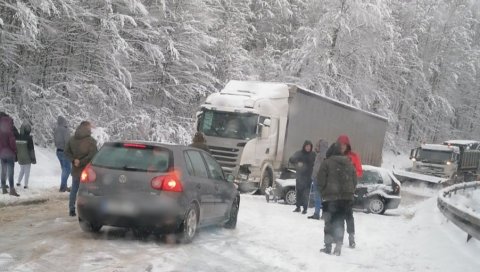 ЗАВЕЈАНИ КАМИОНИ ПРЕМА ЗЛАТИБОРУ: Километарска колона возила због саобраћајке код Борове главе, снег не престаје да пада (ФОТО) ЗАВЕЈАНИ КАМИОНИ ПРЕМА ЗЛАТИБОРУ: Километарска колона возила због саобраћајке код Борове главе, снег не престаје да пада (ФОТО)